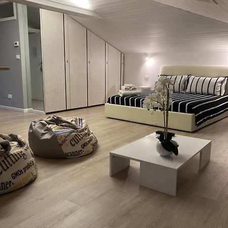 La Mansarda Di Juliette Appartement Desenzano del Garda Buitenkant foto