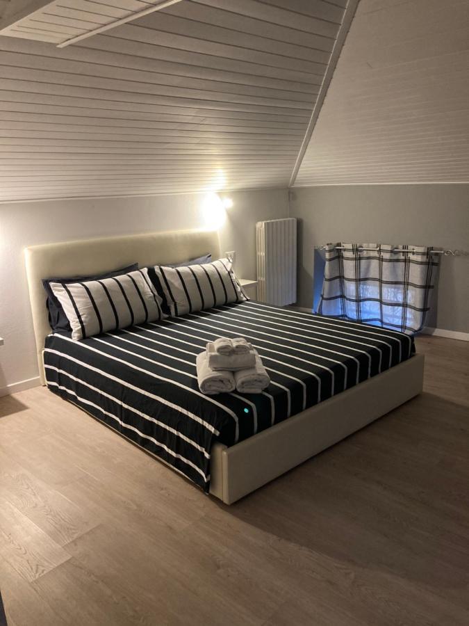 La Mansarda Di Juliette Appartement Desenzano del Garda Buitenkant foto