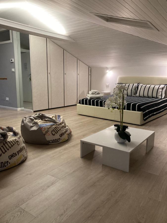 La Mansarda Di Juliette Appartement Desenzano del Garda Buitenkant foto