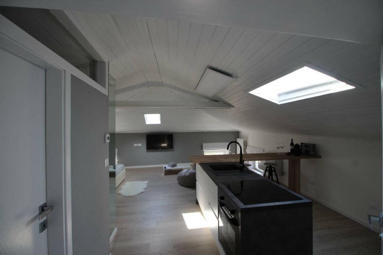 La Mansarda Di Juliette Appartement Desenzano del Garda Buitenkant foto
