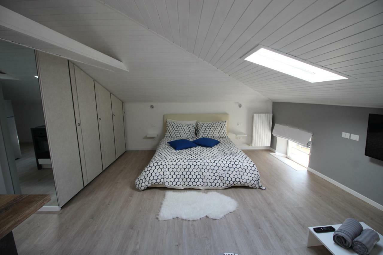 La Mansarda Di Juliette Appartement Desenzano del Garda Buitenkant foto