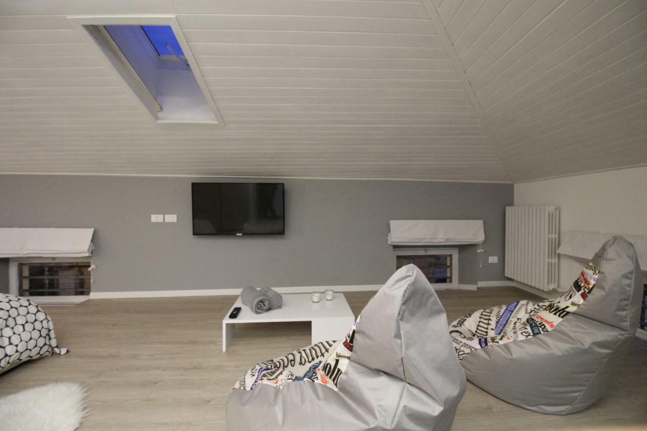 La Mansarda Di Juliette Appartement Desenzano del Garda Buitenkant foto