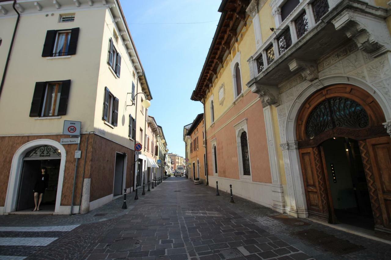 La Mansarda Di Juliette Appartement Desenzano del Garda Buitenkant foto