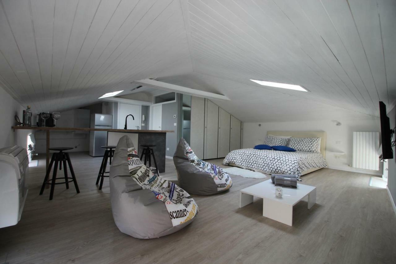 La Mansarda Di Juliette Appartement Desenzano del Garda Buitenkant foto