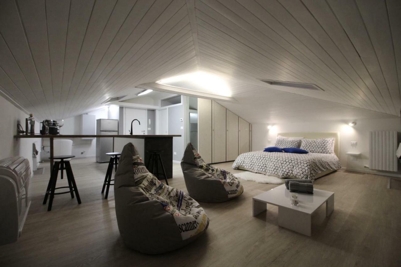 La Mansarda Di Juliette Appartement Desenzano del Garda Buitenkant foto