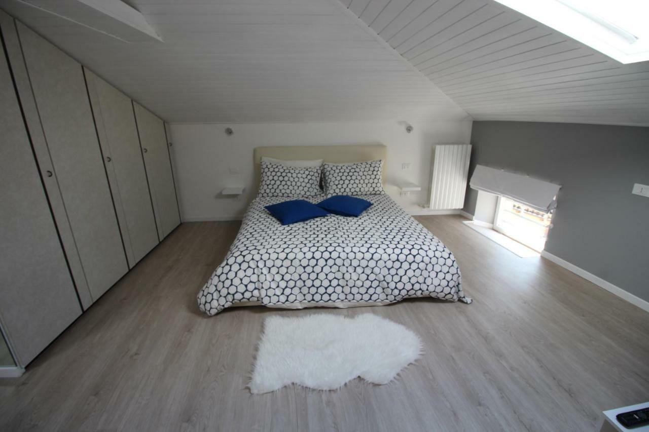 La Mansarda Di Juliette Appartement Desenzano del Garda Buitenkant foto