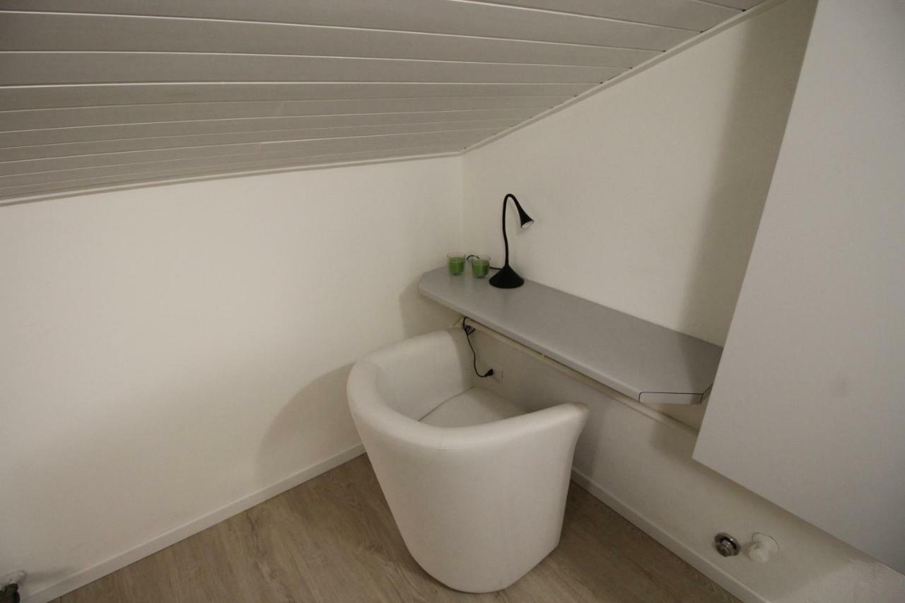 La Mansarda Di Juliette Appartement Desenzano del Garda Buitenkant foto