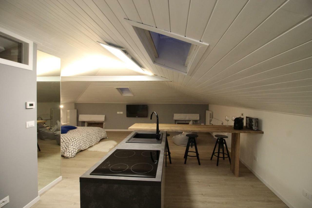 La Mansarda Di Juliette Appartement Desenzano del Garda Buitenkant foto