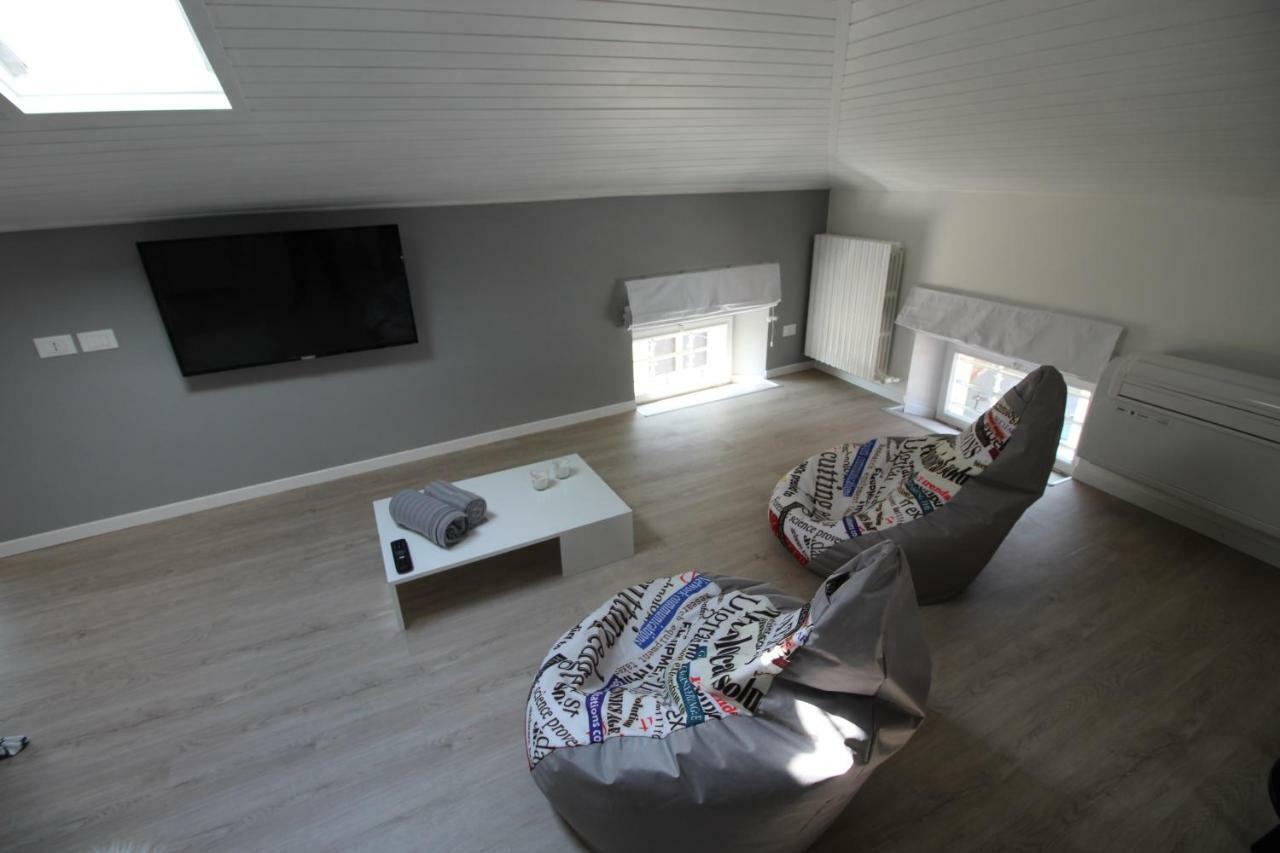 La Mansarda Di Juliette Appartement Desenzano del Garda Buitenkant foto