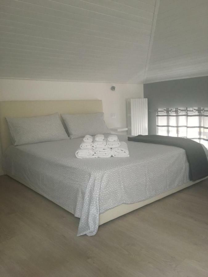 La Mansarda Di Juliette Appartement Desenzano del Garda Buitenkant foto