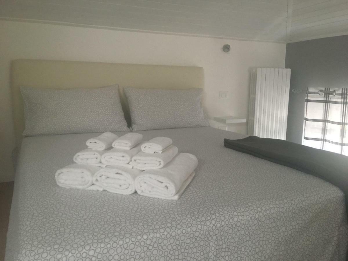 La Mansarda Di Juliette Appartement Desenzano del Garda Buitenkant foto